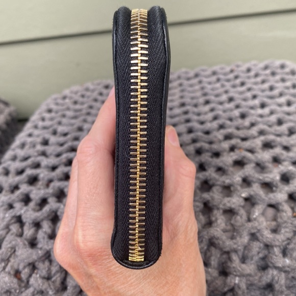 PRADA NERO SAFFIANO LUX WALLET LEATHER IN GOOD CONDITION. ONLY A COUPLE SCUFFS - Picture 6 of 16